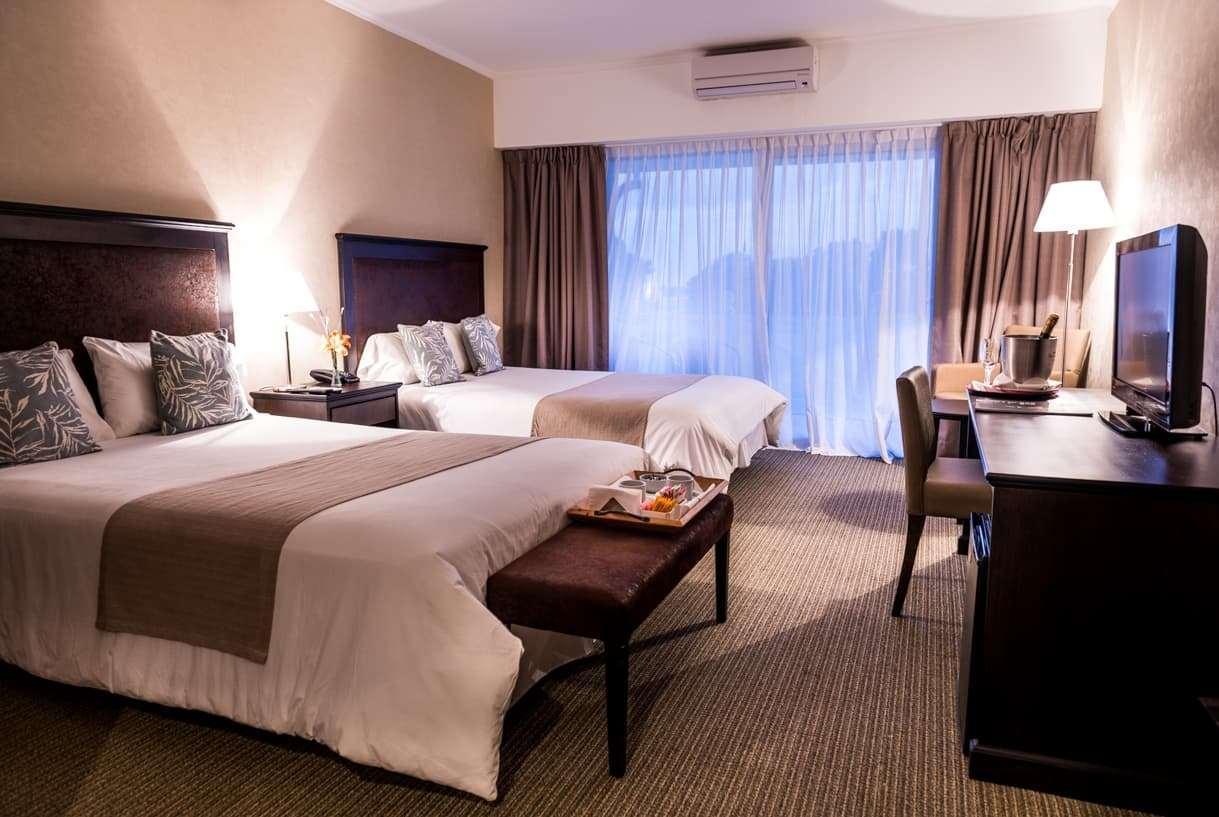 Howard Johnson Hotel & Convention Center Madariaga - Carilo Eksteriør bilde